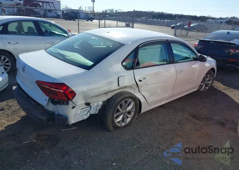 2018 Volkswagen Passat 2.0T R-Line/2.0T S z USA, uszkodzony, nr VIN 1VWAA7A31JC011458